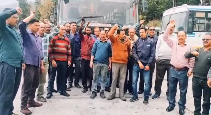 वेतन को लेकर सड़क पर उतरे रोडवेज कर्मचारी, बोले- परिवार चलाना हुआ मुश्किल