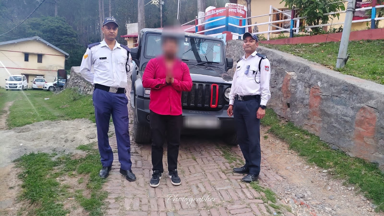 कैची धाम मार्ग पर स्टंटबाजी पड़ी भारी, पुलिस ने युवक पर की कार्रवाई