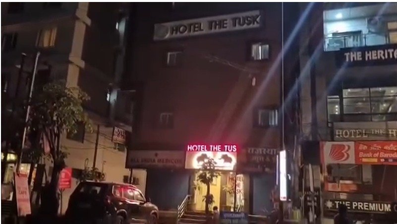 उत्तराखंड घूमने आए पर्यटकों के साथ हादसा, होटल की लिफ्ट टूटकर गिरी