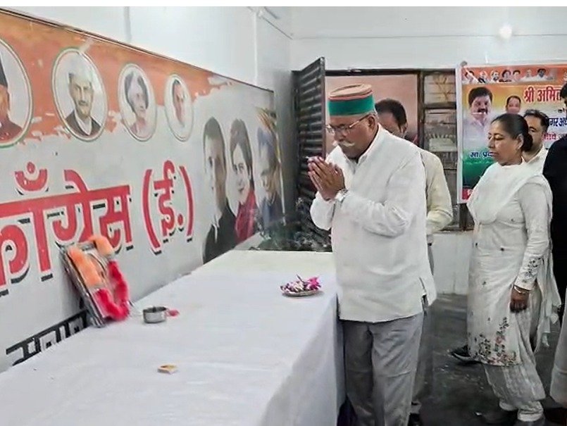 मसूरी में राजीव गांधी की पुण्यतिथि पर कांग्रेस कार्यकर्ताओं ने दी श्रद्धांजलि