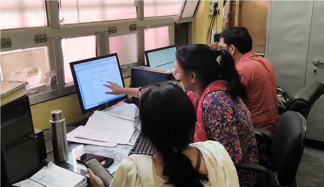नए राशन कार्ड नियमों से बढ़ी लोगों की मुश्किलें, खाद्य आपूर्ति कार्यालयों में उमड़ी भीड़