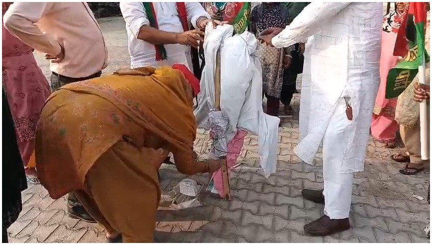विधानसभा चुनाव से पहले जसपुर में गरमाई सियासत, सपा महिला कार्यकर्ताओं ने किया विरोध प्रदर्शन