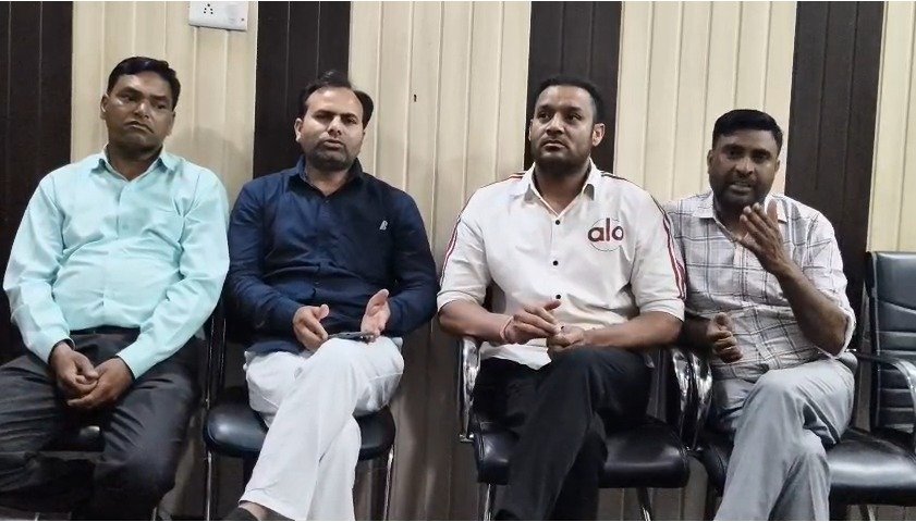 आयुष्मान सेंटर संचालक पर सभासदों का पलटवार, बोले- क्षेत्र में नहीं है कोई समस्या
