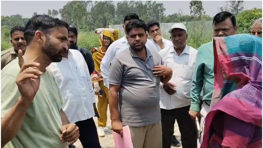 थिथौला में गंदे पानी का कहर जारी, खेत डूबे, सड़कें बनी तालाब, ग्रामीण परेशान