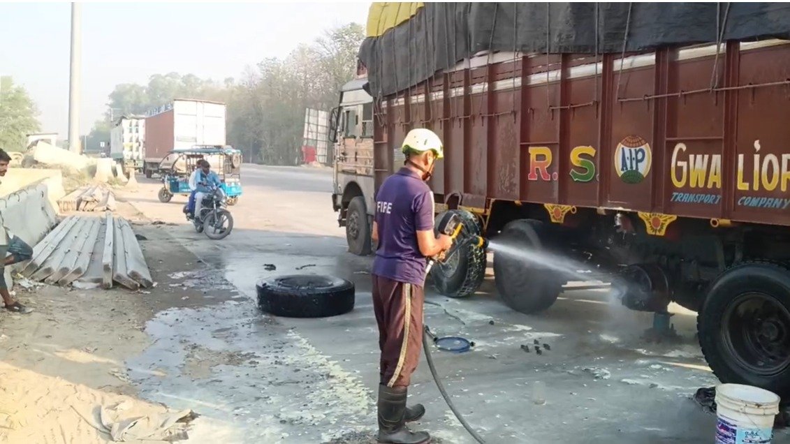 देवरिया टोल प्लाजा के पास ट्रक के टायर में भड़की आग, समय रहते पाया गया काबू