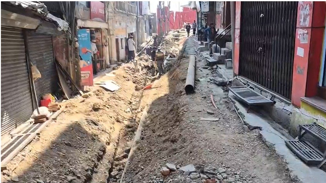 लंढोर बाजार में भू धंसाव रोकने का कार्य धीमा, व्यापारियों ने प्रशासन से मांगी तेजी