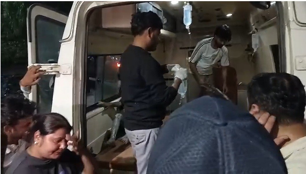 गैस सिलेंडर लीकेज से लगी आग, महिला समेत चार लोग झुलसे