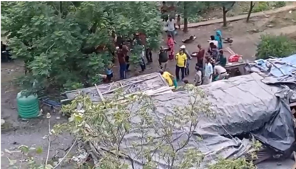 ऋषिकेश सड़क हादसे में दो की मौत: डंपर ने डिवाइडर तोड़ झोपड़ी को मारी टक्कर, इलाके में मचा हड़कंप