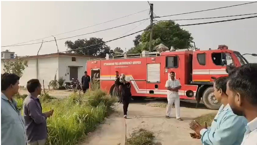 खटीमा के बरी अंजनिया गांव में भीषण आग, युवक और भैंस झुलसे