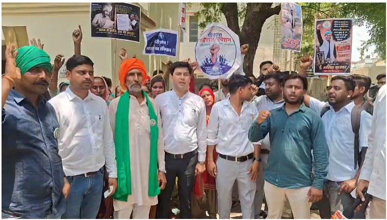 न्यूनतम वेतन की मांग को लेकर सड़कों पर उतरे कार्यकर्ता