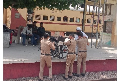 भीड़ के बीच दिव्यांग के लिए देवदूत बने GRP जवान, रूड़की स्टेशन पर दिखी संवेदनशील पुलिसिंग