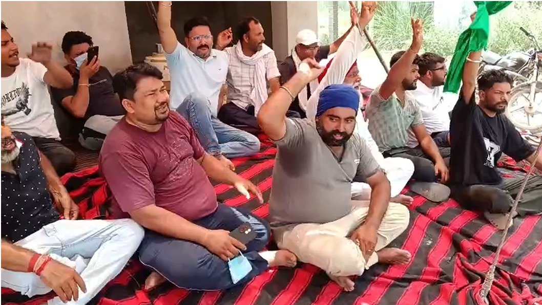 सड़क निर्माण की मांग को लेकर ग्रामीणों का धरना जारी