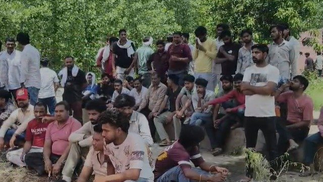 ASAHI Glass India में चौथे दिन भी जारी श्रमिकों की हड़ताल, 20 सूत्रीय मांगों को लेकर धरने पर बैठे कर्मचारी