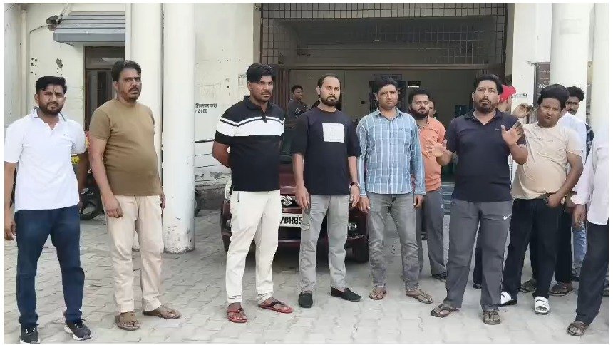 ग्राम प्रधान जांच विवाद: ग्रामीणों ने लगाया मिलीभगत का आरोप, बीडीओ कार्यालय पर किया प्रदर्शन