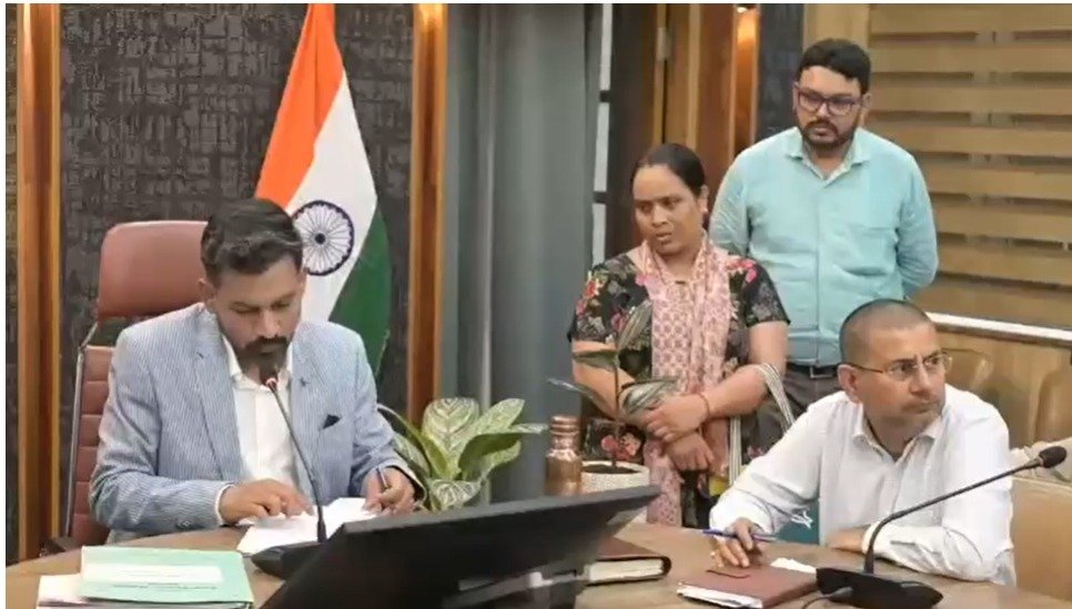 समाधान दिवस में डीएम का सख्त संदेश, ठगी और जनहित के मामलों में नहीं होगी कोई ढिलाई