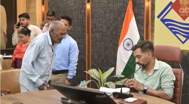 देहरादून समाधान दिवस: डीएम ने सुनी 194 शिकायतें, लापरवाही पर सख्त रुख
