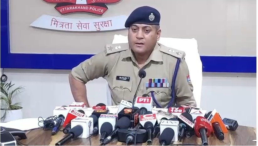 ऋषिकेश में पुलिस-बदमाश मुठभेड़: दो इनामी अपराधी गिरफ्तार, फायरिंग के बाद पैर में लगी गोली