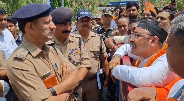 कानून व्यवस्था को लेकर सुराज सेवा दल का एसएसपी कार्यालय पर धरना