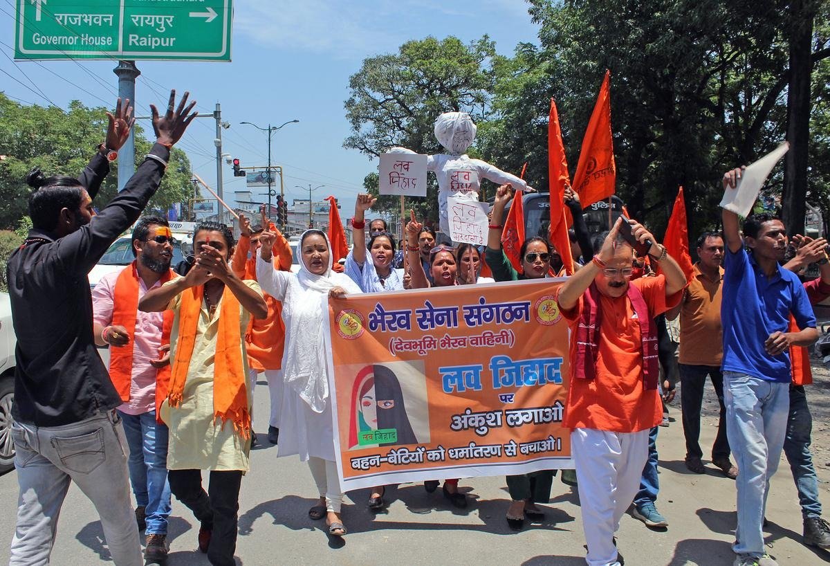 बीकेटीसी के खिलाफ भैरव सेना का प्रदर्शन, राज्यपाल को भेजा ज्ञापन