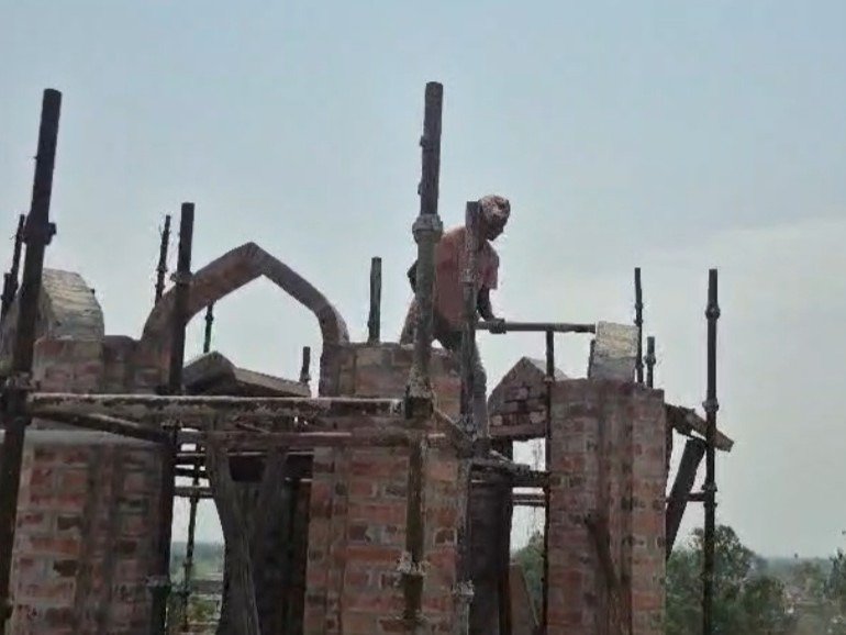 सुल्तानपुर मस्जिद की ऊंची मीनार पर चला प्रशासन का एक्शन, तोड़ने का कार्य जारी