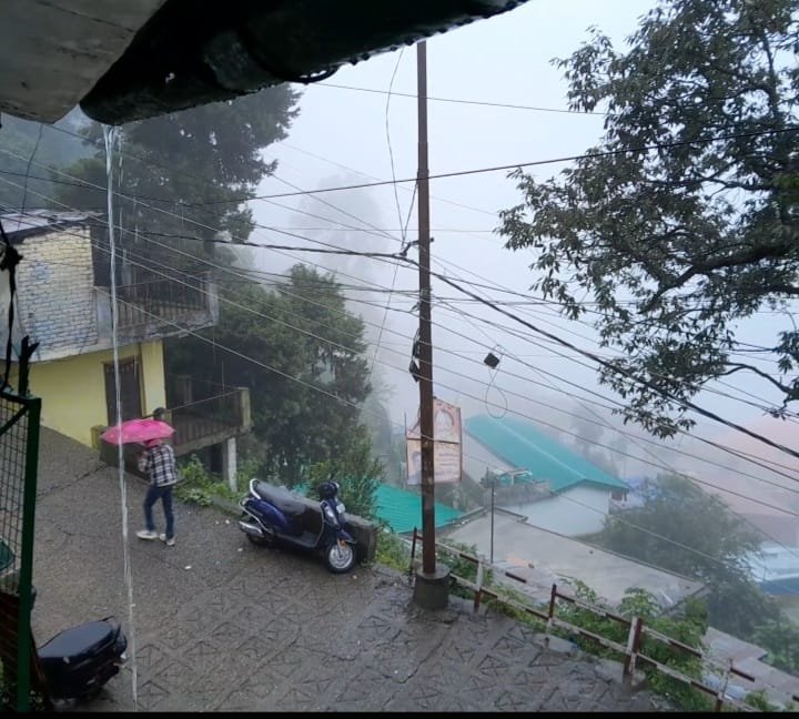 बारिश और घने कोहरे की चपेट में नैनीताल, सड़कें सुनसान और मार्ग बाधित