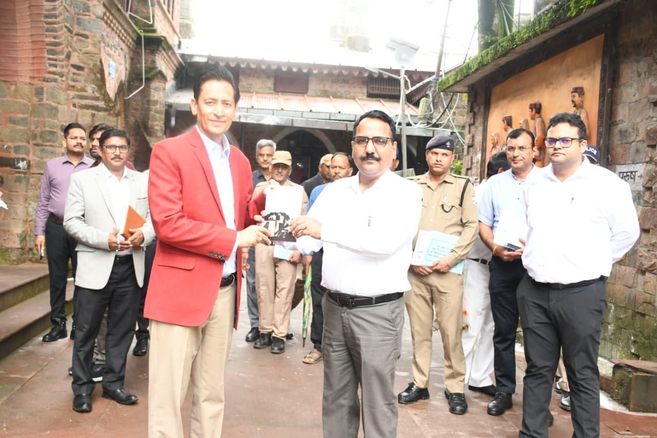 नैनीताल कलक्ट्रेट में आयुक्त दीपक रावत का निरीक्षण, अधिकारियों को दी सख्त चेतावनी