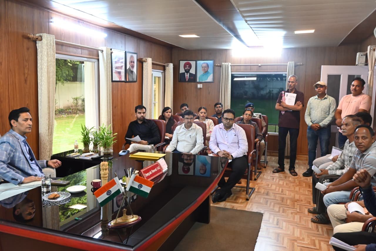नैनीताल में जनसुनवाई के दौरान सक्रिय दिखे कुमाऊँ आयुक्त, हर शिकायत पर अधिकारियों को दिए निर्देश