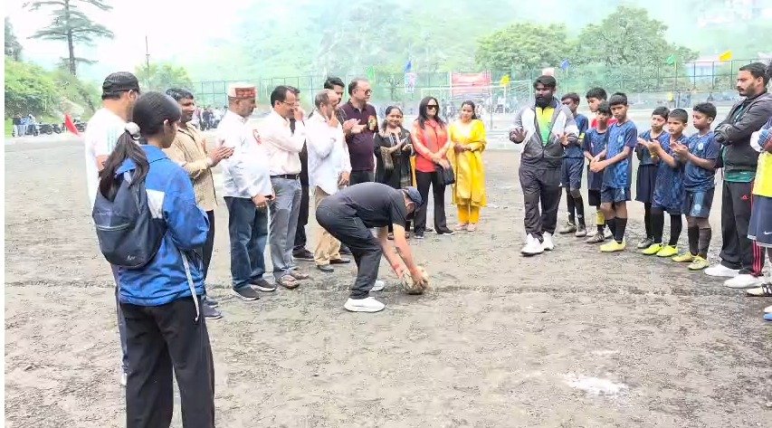 खेल प्रतिभाओं को मिला मंच, मसूरी में शुरू हुई रामनाथ सिंह पवार स्मृति फुटबॉल प्रतियोगिता