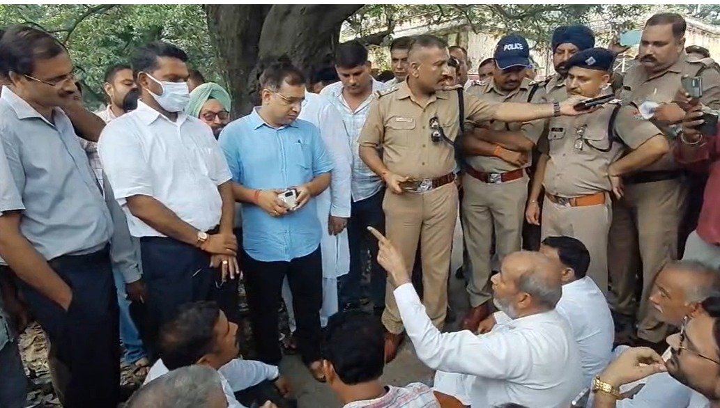 बिजली समस्याओं को लेकर कांग्रेस का प्रदर्शन, एक सप्ताह में समाधान का मिला आश्वासन