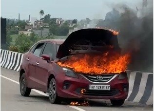 नगला इमरती के पास बड़ा हादसा टला, चलती कार में लगी आग, दमकल ने संभाला मोर्चा