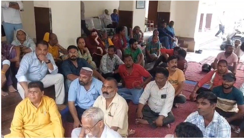 देहरादून नगर निगम के सफाई कर्मचारियों का प्रदर्शन जारी, नियमितीकरण की मांग हुई तेज