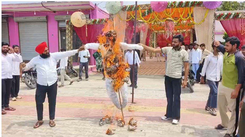 रोजगार मेले के रद्द होने से युवाओं में नाराजगी, रुड़की में सरकार के खिलाफ पुतला दहन