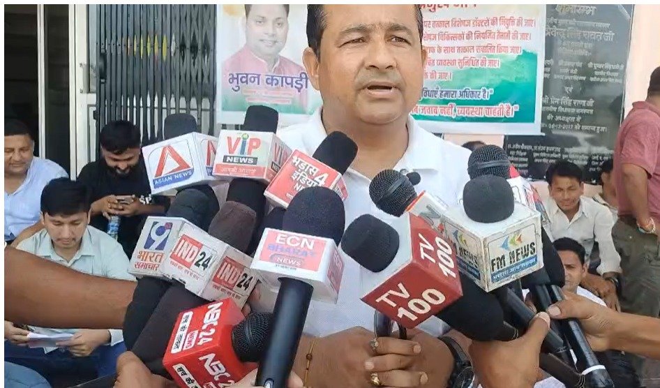 खटीमा में डॉक्टरों के तबादले को लेकर बढ़ा विरोध, कांग्रेस बोली- मरीजों के साथ हो रहा अन्याय