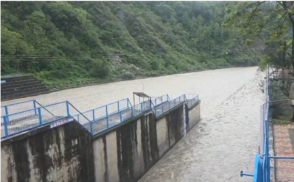 लगातार बारिश से उफान पर गौला नदी, बैराज का जलस्तर बढ़ने पर प्रशासन ने बढ़ाई निगरानी