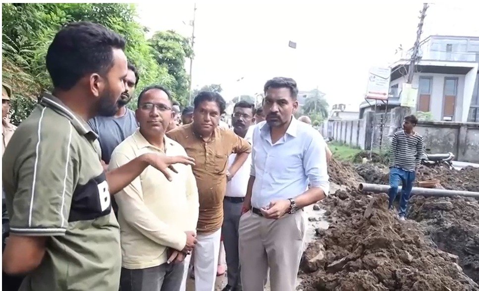 सीमाद्वार में बनेगा आरसीसी बैरल नाला, डीएम ने निरीक्षण के दौरान दिए सख्त निर्देश