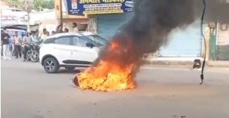 रेलवे स्टेशन के पास धधकी इलेक्ट्रिक स्कूटी, चालक की सूझबूझ से बची जान