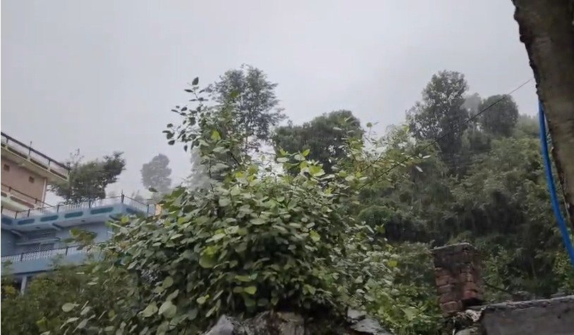 लगातार बारिश से पौड़ी में बिगड़े हालात, हाईवे पर मलबा आने से यातायात प्रभावित