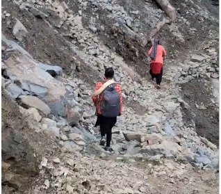 ऐरठा गांव का संपर्क टूटा, ग्रामीणों ने सड़क निर्माण में देरी पर जताई नाराजगी