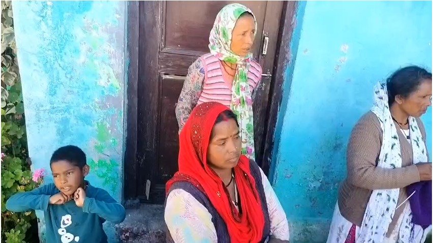 ग्वालदम में खतरे के साए में जी रहे परिवार, टूटी दीवार से बढ़ी चिंता