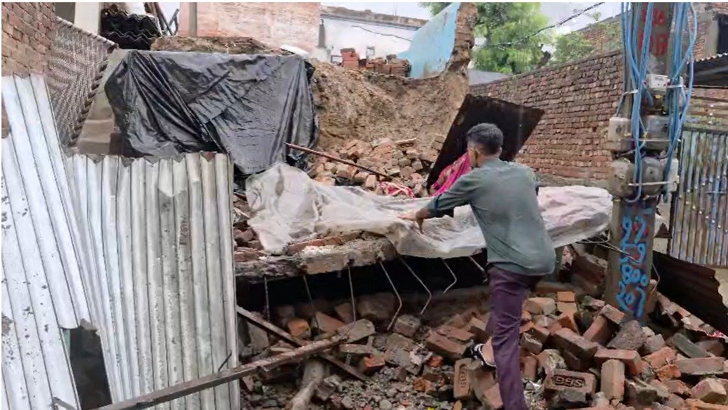 मानसून की पहली बारिश बनी मुसीबत, भगवानपुर में दो कच्चे मकान ढहे